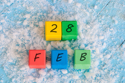2月28日。日历日期用彩色木方标注