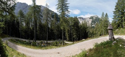 穿过巴伦塔尔山谷通往奥地利克拉根福特Hütte卡拉万克的道路