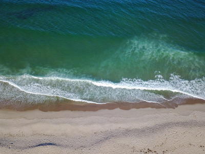 海浪和科德角海滩的天线