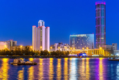 叶卡捷琳堡摩天大楼的夜景。俄罗斯。河中的倒影