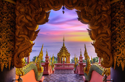日出与雾在Wat Phra That Doi Phra Chan山顶上的Doi Phra Chan在