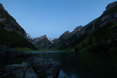 美丽的风景在瑞士高山湖泊在蓝色的时间。在太阳升起之前，美丽的晨光。世界上最美丽的地方之一的史诗般的风
