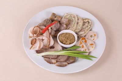 肉拼盘加葱和芥末