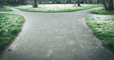 岔道上有四条不同的小路，在公园里的步道上覆盖着积雪