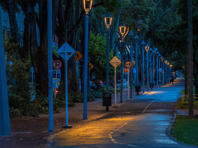 夜晚灯火通明的自行车道