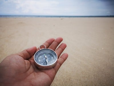 罗盘是一种用于导航和定位的仪器，它显示相对于地理基本方向或点的方向。有的利用磁能和风水来提升生活质量