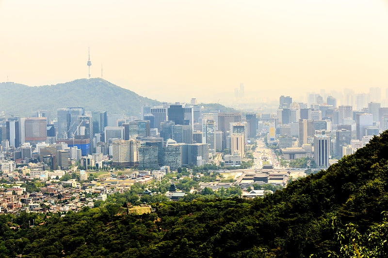 韩国首尔，从白鹤山上可以看到景福宫和光华门广场的美丽景色。