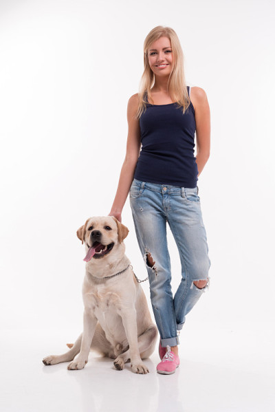 漂亮的金发女孩和拉布拉多寻回犬