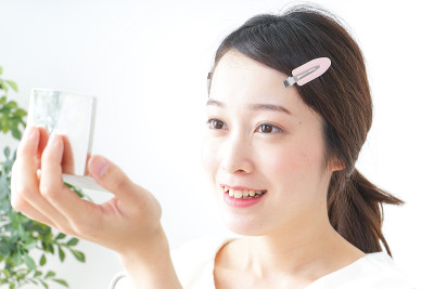 年轻女子在房间里休息