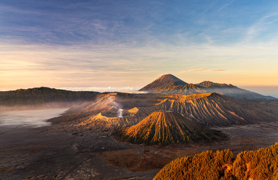 美丽的日出在布罗莫火山，活火山在布罗莫腾格里塞马鲁国家公园，东爪哇，印度尼西亚