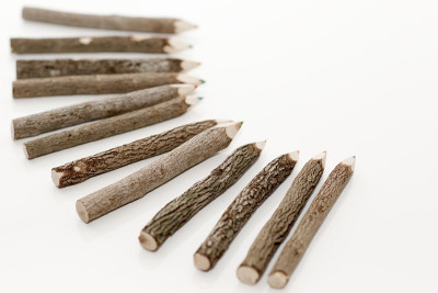 用不同寻常的铅笔来画木头。