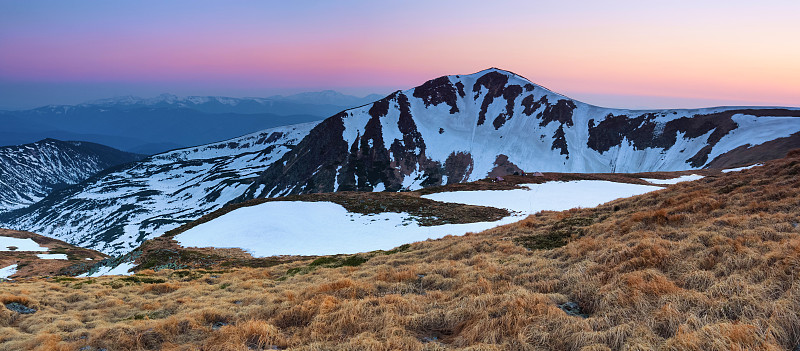 白雪覆盖的高山，岩石覆盖的草地，惊人的日出全景。生态度假胜地喀尔巴阡，乌克兰，欧洲。