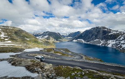 蜿蜒曲折的道路是挪威风景秀丽的山景