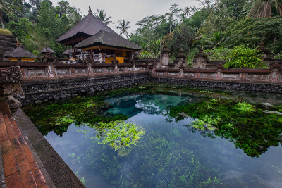 神圣的泉水寺庙在蒂尔塔Empul寺庙在巴厘岛，印度尼西亚