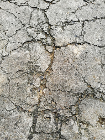 高角度视图破碎的混凝土地板