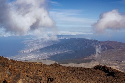 从西班牙泰德火山到特内里费岛的南海岸线。