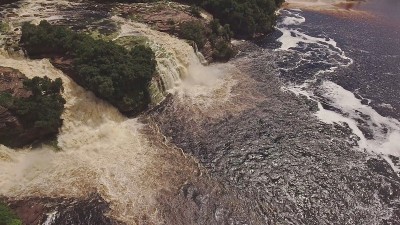 El Hacha瀑布鸟瞰图。委内瑞拉，卡纳马国家公园