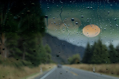 多雨的公路旅行
