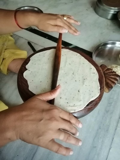 一个女人准备用精制小麦面粉做面包的手的特写。