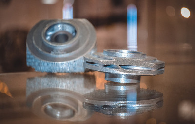 选择性激光熔化。物体打印在金属3d打印机特写。