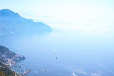 阿玛海岸。美丽的海景。高质量的照片