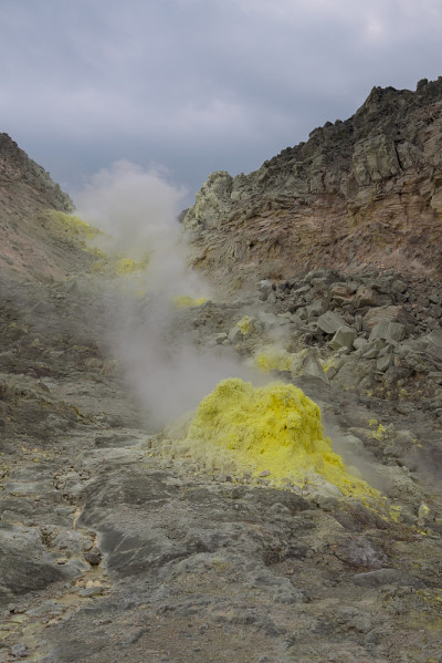 伊俄火山上黄色的喷气口