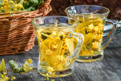 由柠檬和蜂蜜制成的茶，供花园饮用