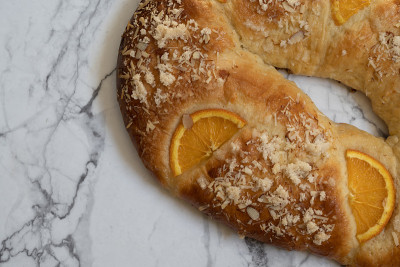 用橘子装饰的rosca de reyes的俯视图
