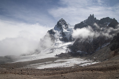 珠穆朗玛峰营地徒步旅行尼泊尔风景优美的喜马拉雅山在莲若拉山口。