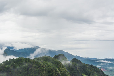 山和雾的景观，甲米，泰国