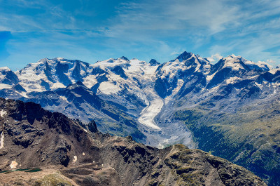从piz languard观看恩加丁巨大的morteratsch冰川。瑞士阿尔卑斯山的风景。大山:P