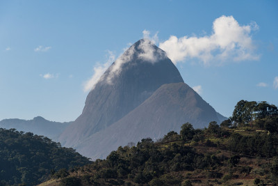 阳光明媚的一天，伊泰巴瓦的山和山丘上有一些云彩，Petrópolis。巴西里约热内卢山区。鸟瞰图。有