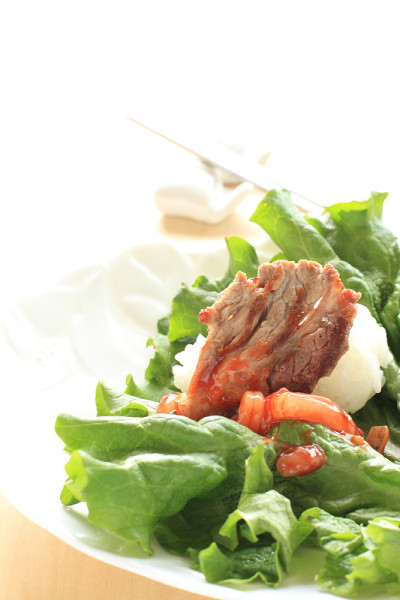 韩国菜，烤牛肉卷生菜