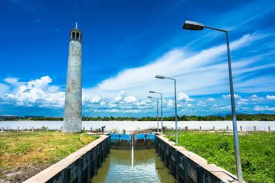灯塔与河流