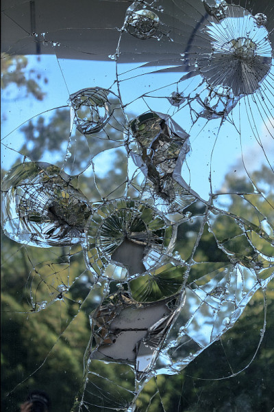 街上发生了碎玻璃事故