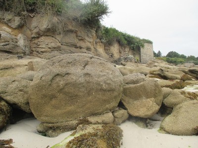 岩石海岸低潮岩石悬崖布列塔尼Finistère