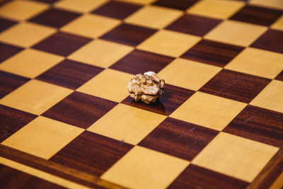 去皮的核桃放在棋盘上