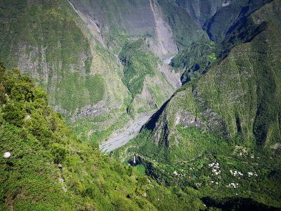 俯瞰被令人惊叹的自然环绕的格兰德巴辛村——徒步旅行者的天堂;La团聚;马斯克林岛屿;法国