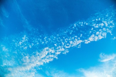 天空。