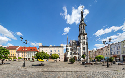 Zabkowice Slaskie,波兰。莱内克广场和市政厅全景图