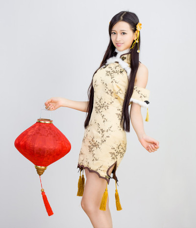 亚洲妇女用手势祝贺，祝中国新年快乐