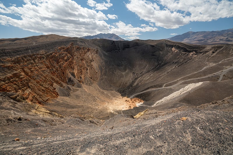 火山景观。位于加州死亡谷国家公园的乌比赫比火山口观景台