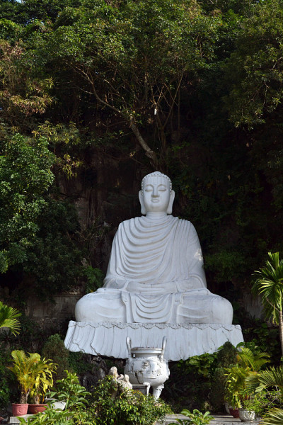 越南岘港大理石山周围的佛像