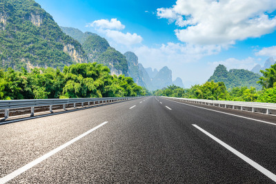 柏油路和青山自然景观。