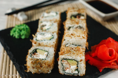 寿司卷。传统的日本健康食品。
