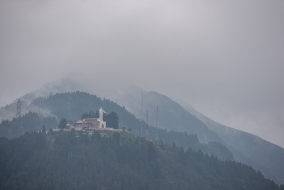 蒙塞拉特山的层层山脉和云层