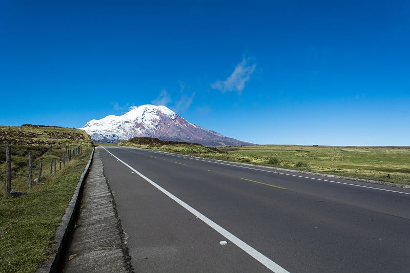 钦博拉索火山是世界上离太阳最近的地方，美丽的山峰。