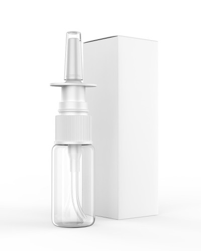 空白可填充的塑料鼻泵喷雾瓶与纸盒包装模型和品牌。