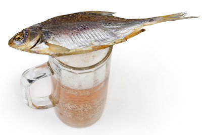 啤酒杯上放着腌制的干蟑螂鱼，俯视图