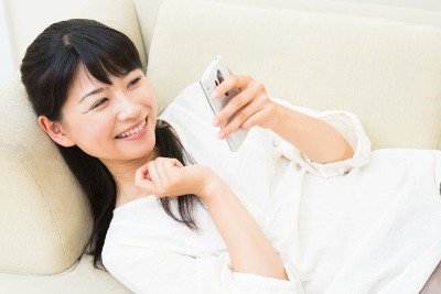 使用智能手机的女人
